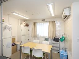 明るいスタッフルーム