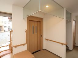 エレベーター前の待合スペース