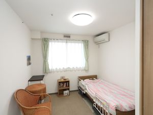 シンプルな居室の様子