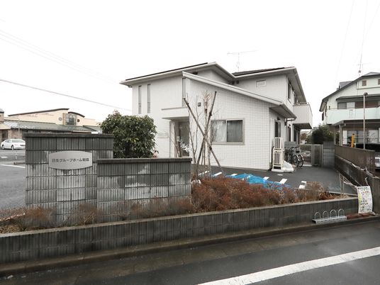 白い外壁の建物入り口