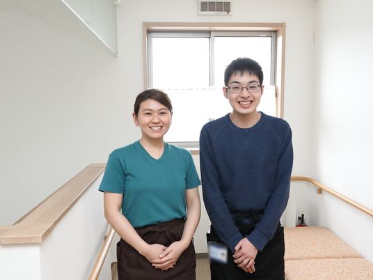 笑顔のスタッフ2人と廊下