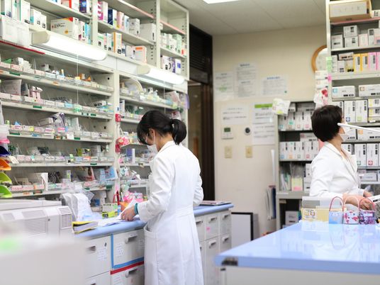 薬剤棚で作業するスタッフの部屋  