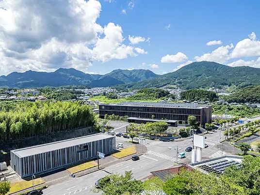 山と街を望む外観  