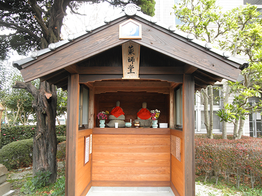 屋外の小さな祠  