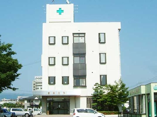 白い建物の外観  