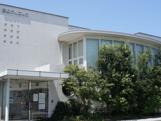 木々に囲まれた建物外観  