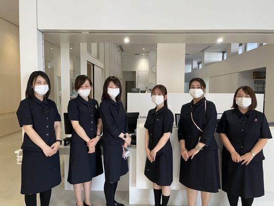 受付前に立つスタッフ  