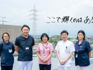 屋上で並ぶスタッフ  