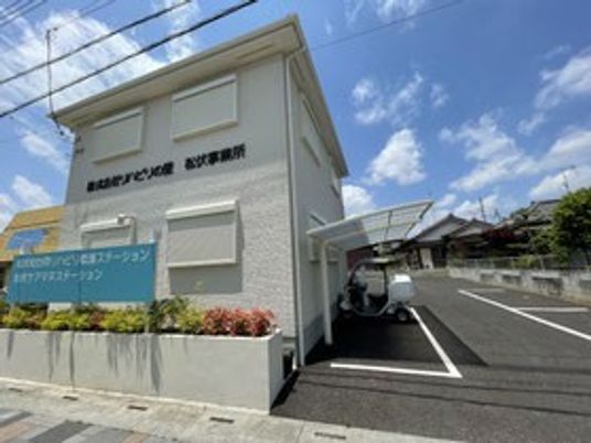 施設外観の建物入口  