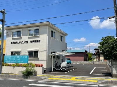 建物と駐車場