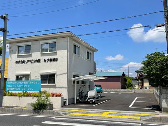 建物と駐車場