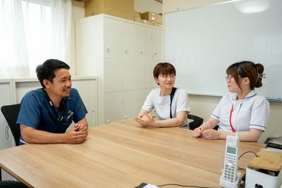 和やかな会議の場面
