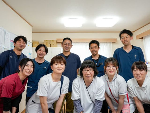 笑顔のスタッフがいるスタッフイメージ スタッフイメージ 経験豊富なスタッフが温かく迎え、安心できる職場環境です。働きやすい雰囲気づくりを大切にしています。