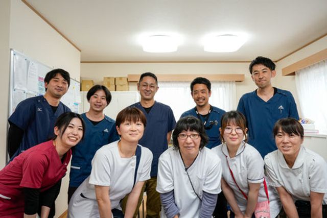 笑顔のスタッフがいるスタッフイメージ スタッフイメージ 経験豊富なスタッフが温かく迎え、安心できる職場環境です。働きやすい雰囲気づくりを大切にしています。