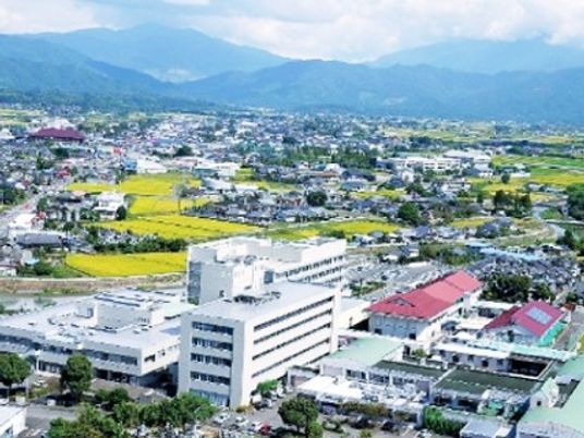 施設外観と街並み  