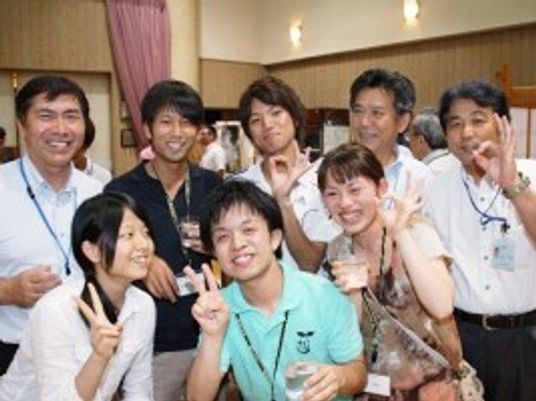 スタッフ集合の室内  