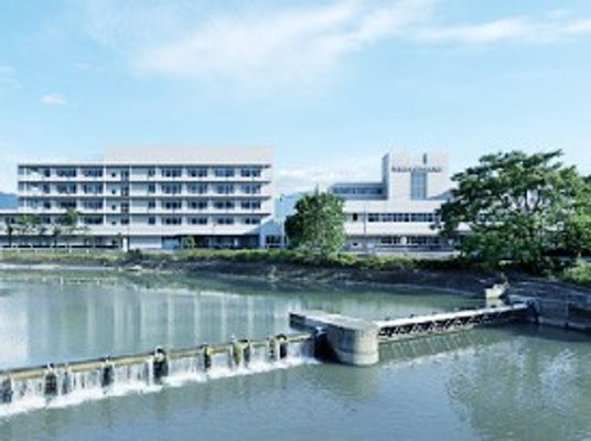水辺に建つ施設の外観  