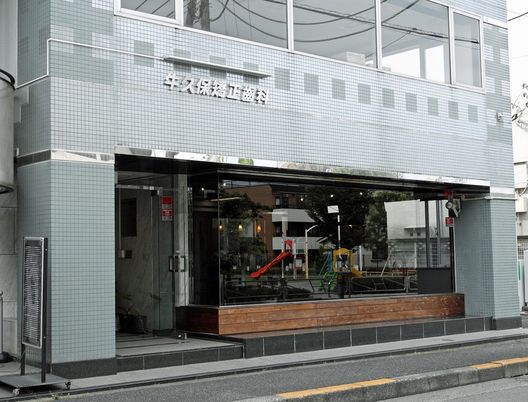 青い外観の建物前  