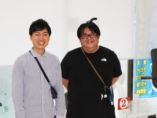 スタッフ2人が立つロビー  