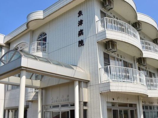 白い外観の建物  