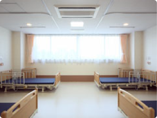 明るい多床室の居室  