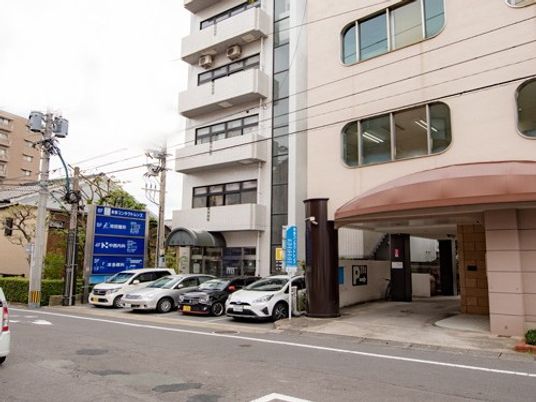建物外観と駐車場の外観  
