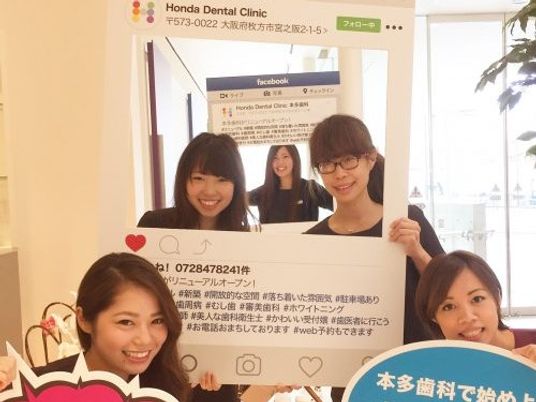 笑顔のスタッフがいるロビー  