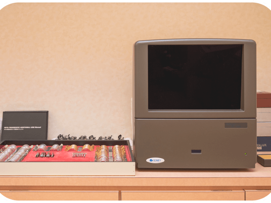 テレビと備品の棚  