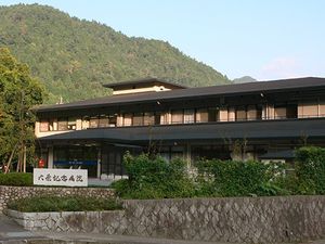 自然に囲まれた外観  