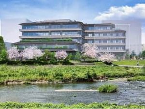川辺の建物外観  