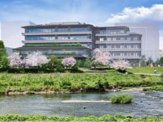 川辺の建物外観  
