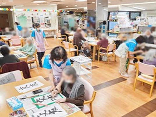 活動中の明るい室内