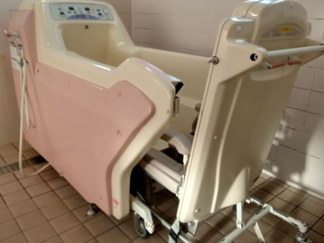 機能的な浴室 浴室 広々とした空間で、入浴のサポートがしやすい設備が整っています。快適に利用いただけます。