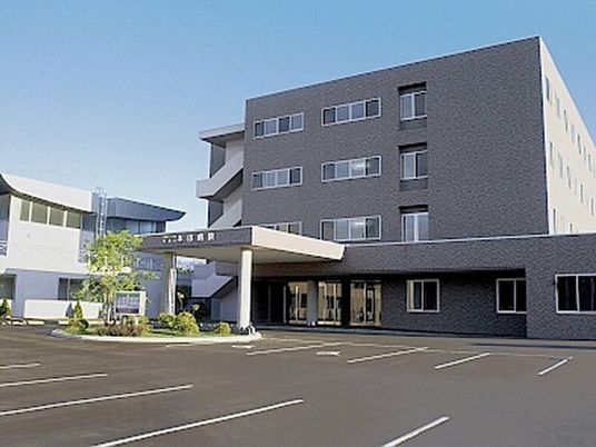 建物外観と駐車場の外観  