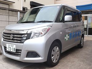 送迎車が停まる外観  