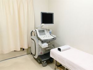 機器のある施術室  