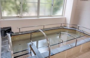 窓際にある広い浴槽