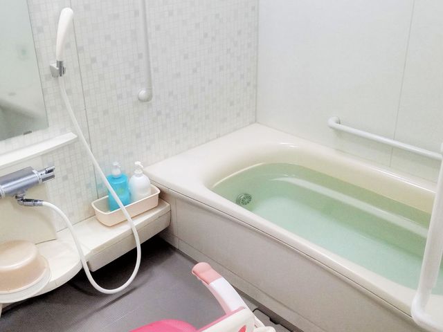 使いやすい浴室 浴室 快適で使いやすい浴室が備わっています。安全な手すりと椅子が設置されており、安心して利用できます。