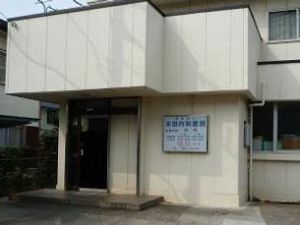 建物の正面玄関外観  