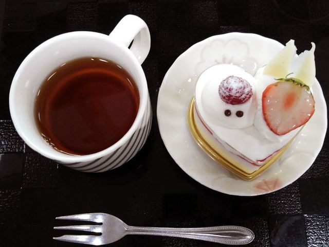 デザートとティーセット 料理 美しいデザートと温かいティータイムは、利用者の方々にリラックスしたひとときを提供します。