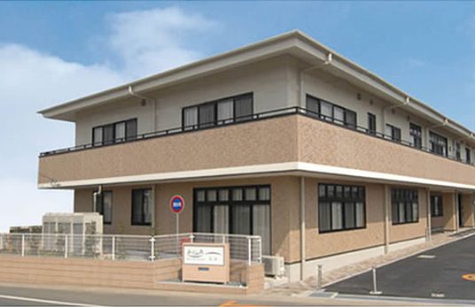 落ち着いた外観の建物