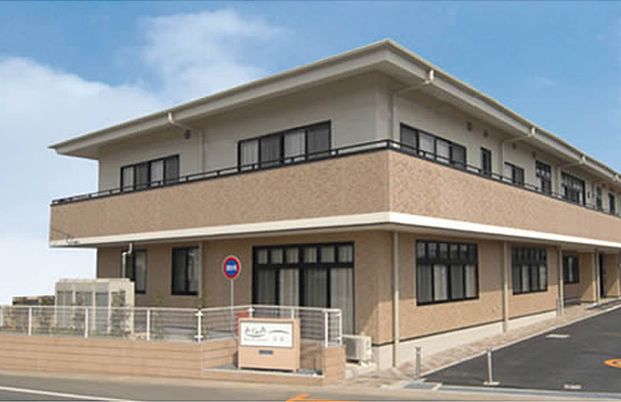 落ち着いた外観の建物