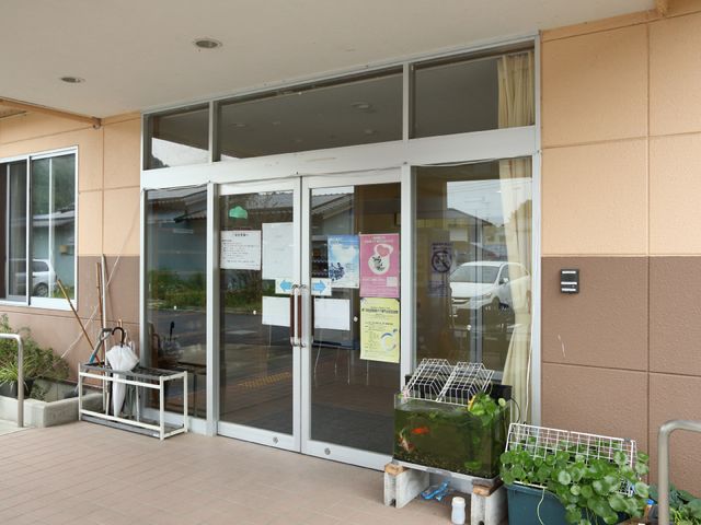 入口付近の様子 外観 明るく開放的なエントランスが迎えてくれます。ガラスの扉を通して、訪れる人々が心地よい出迎えを感じられる空間です。