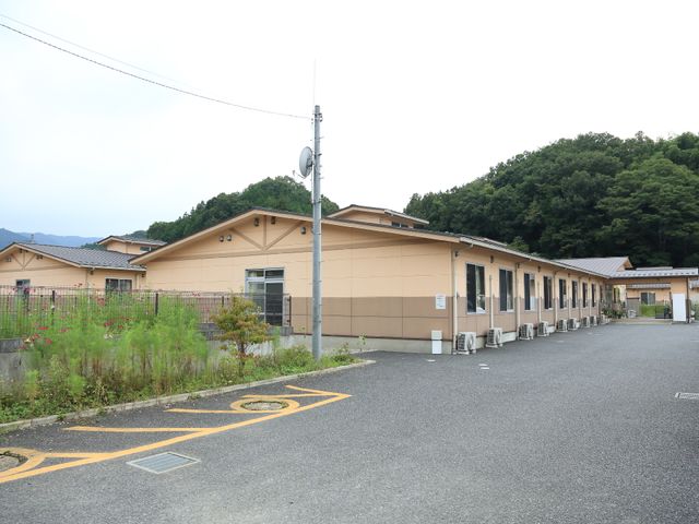 広々とした施設外観 外観 自然豊かな環境に囲まれ、のどかな雰囲気のある施設です。ゆったりとした空間で、快適にお過ごしいただける環境が整っています。