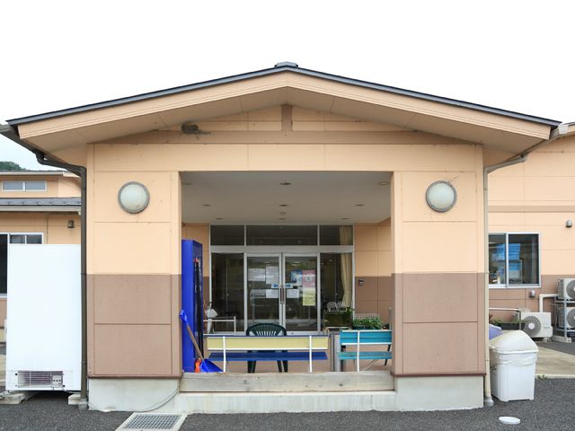 エントランスの明るい外観 外観 明朗で開放感のあるエントランスです。バリアフリー設計でどなたでも安心してご利用いただける造りになっています。