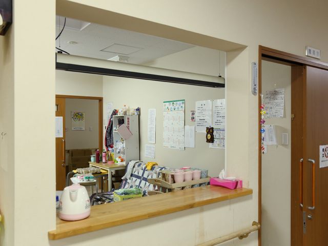 スタッフの業務スペース キッチン 明るく清潔な共有スペースが確保されており、スタッフの効率的な業務が行える環境です。イベントや情報掲示も充実しており、日々の活動が活発に行われています。