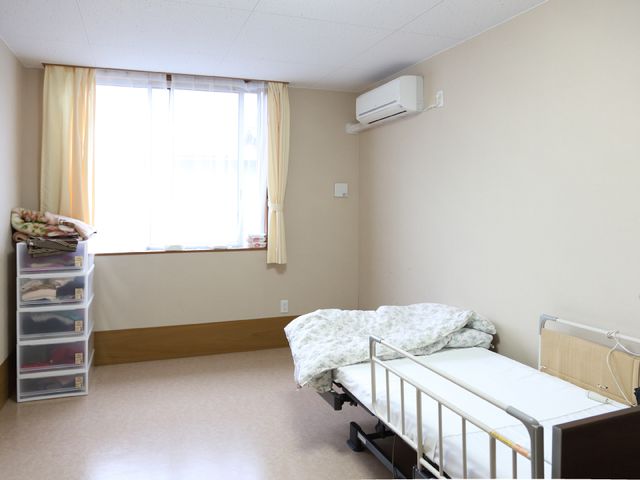 居室の明るい一角 居室 窓からの光が差し込む、心地よい個室です。自分のペースで過ごせる、プライベートな空間を提供しています。