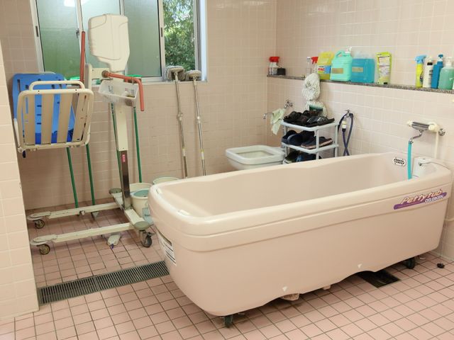 バリアフリー設計の入浴室 風呂場 ゆったりとしたバスタブが設置された清潔な浴室です。快適なバスタイムをサポートする設備が整っています。