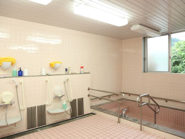 手摺付き洗練された浴室 風呂場 安全を考慮した設計の明るい浴室です。手すりが設置され、どなたも安心してご使用いただけます。