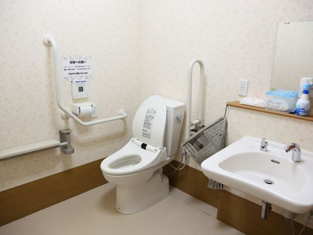 バリアフリー対応トイレ トイレ 手すり付きで安全性を考慮した清潔なトイレ空間。身体の不自由な方も快適にお使いいただけます。